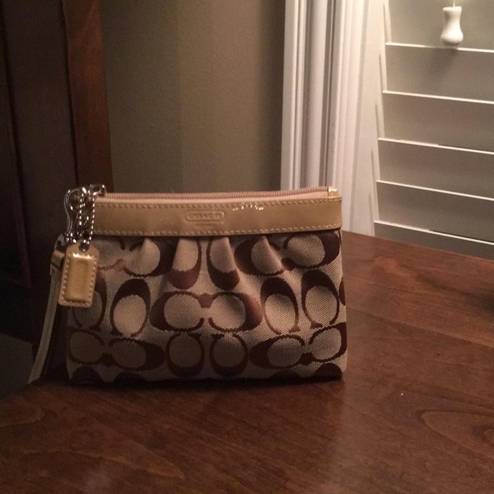 Small wristlet